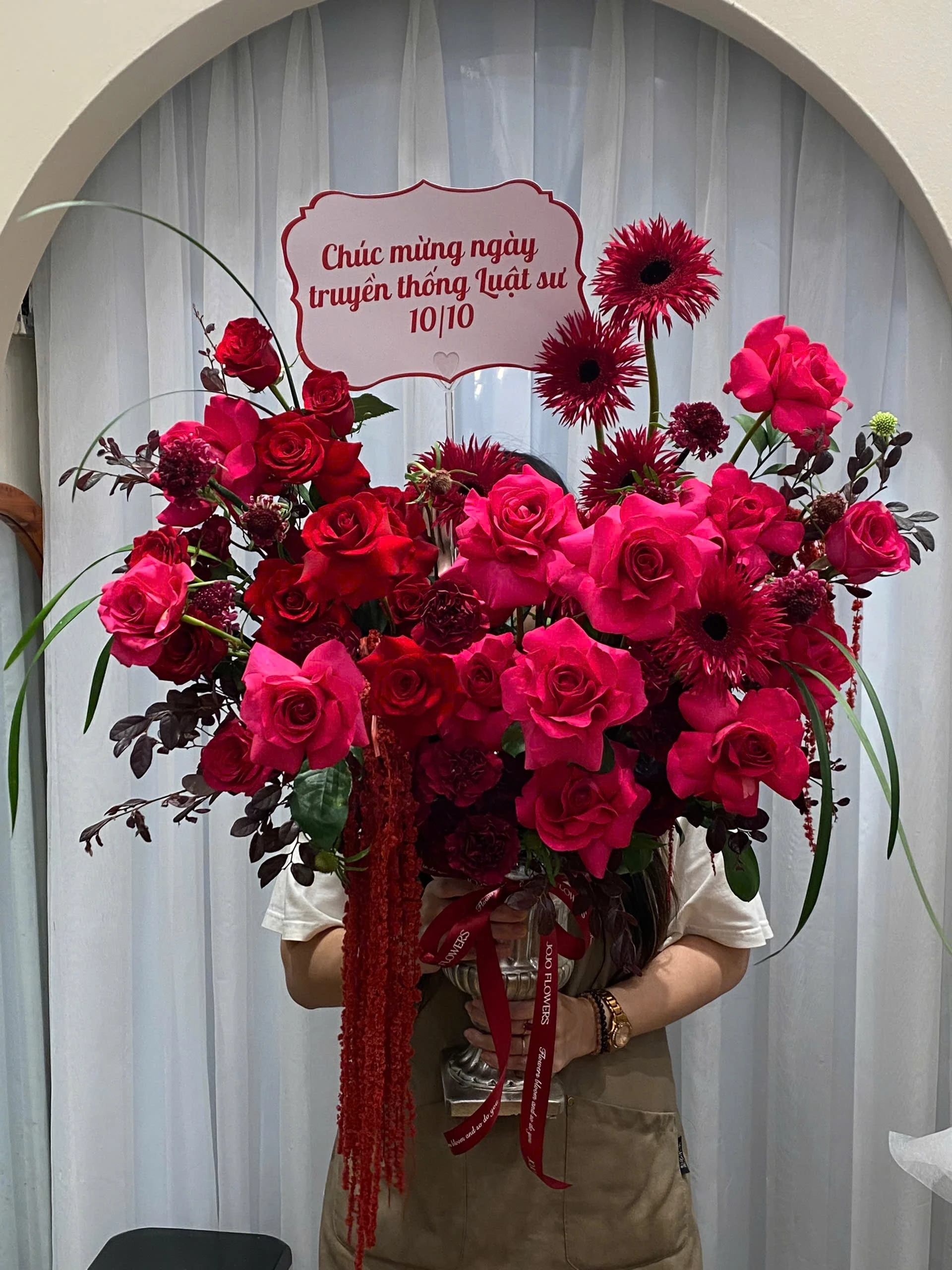 Bình composit tone đỏ hồng sang trọng