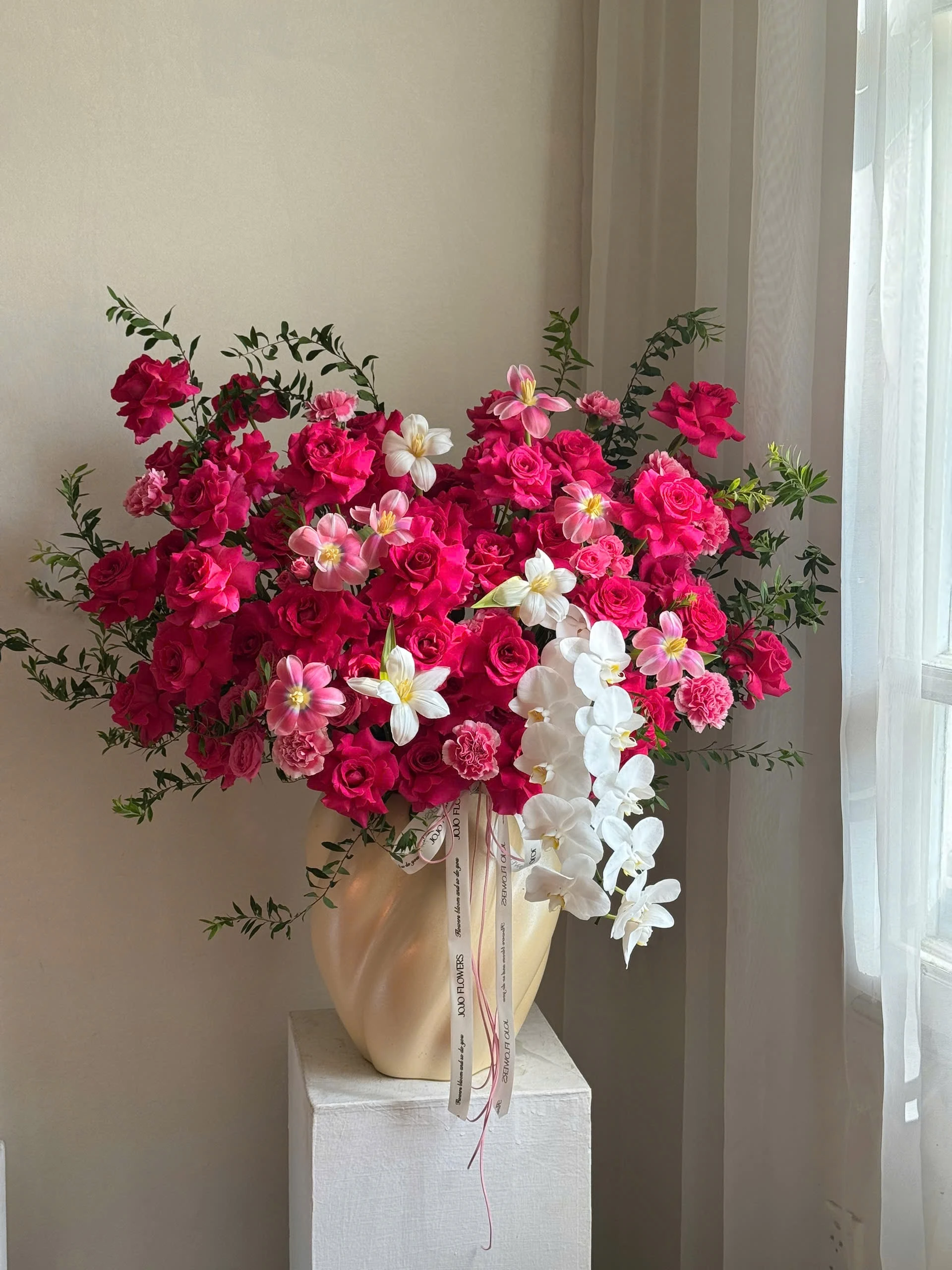 Bình hoa hồng Pinkploy kết hợp tulip Hà Lan và lan hồ điệp