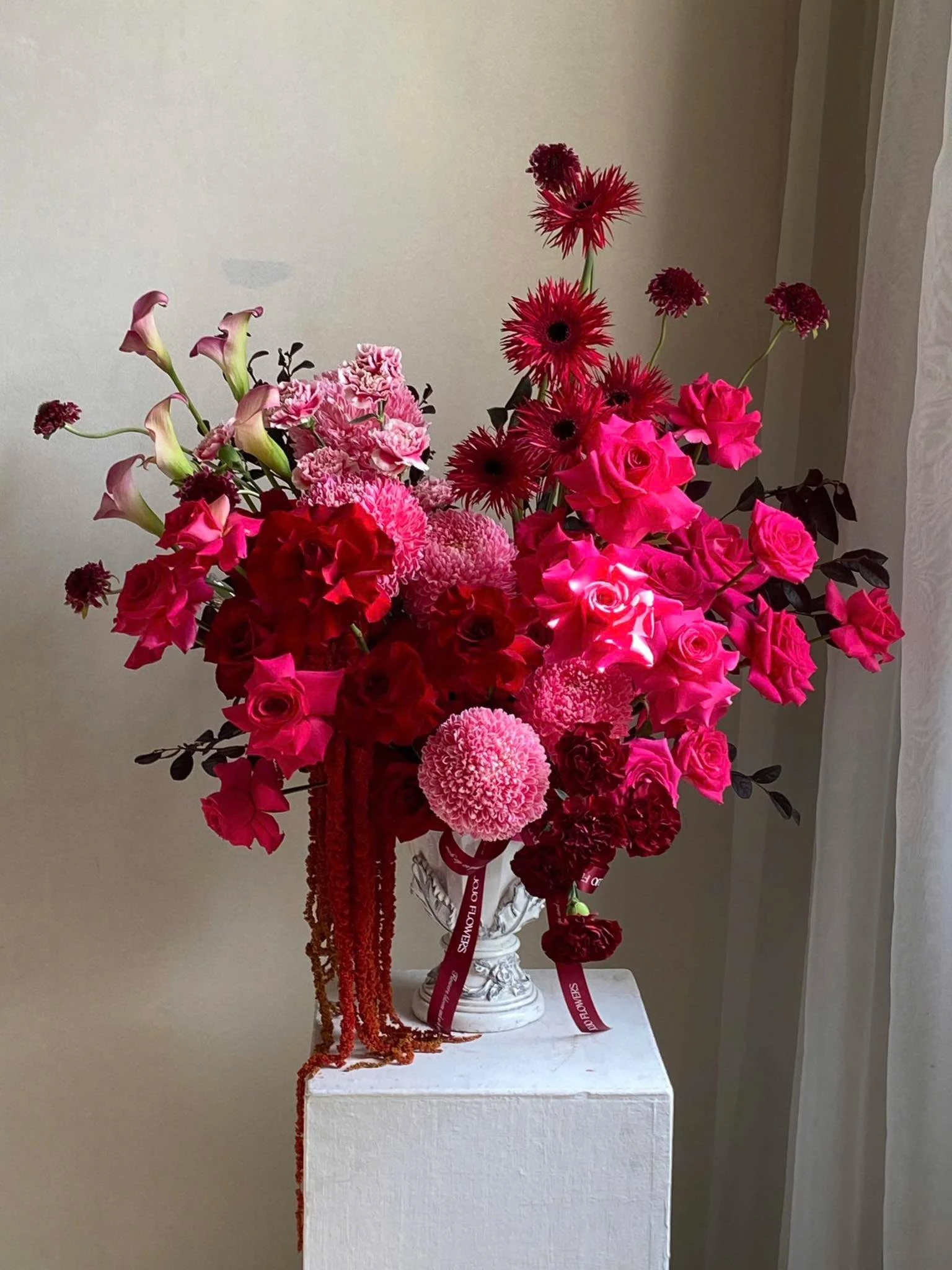 Bình hoa cấp tone hồng đỏ 