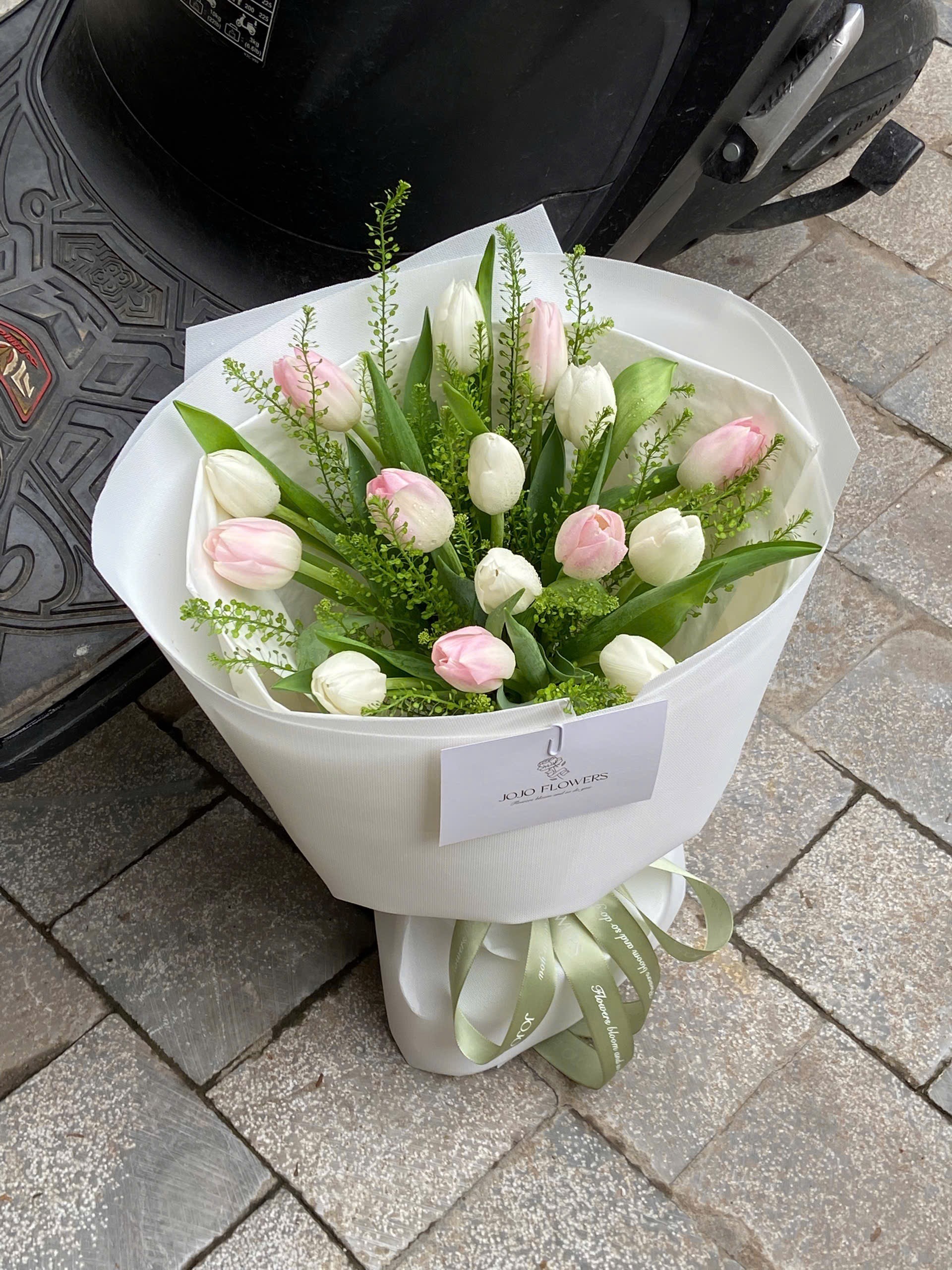 Bó 15 tulip trắng mix Hồng