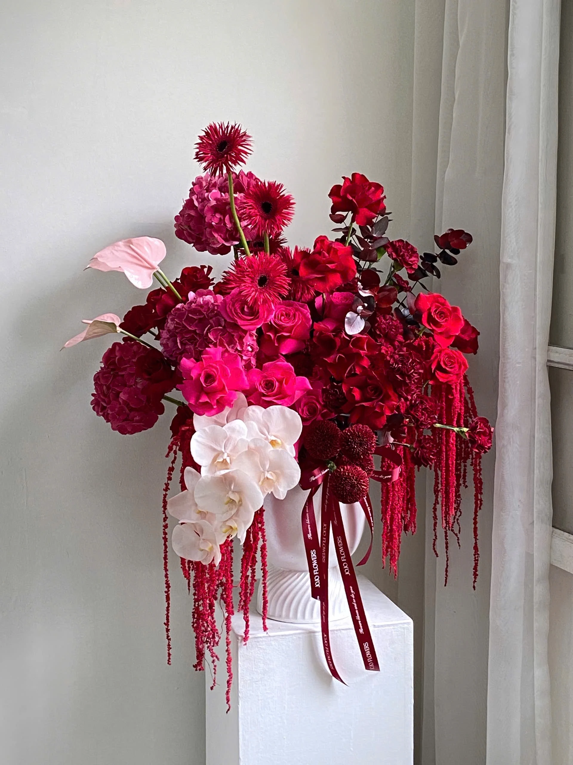 Bình hoa tone đỏ kết hợp lan hồ điệp