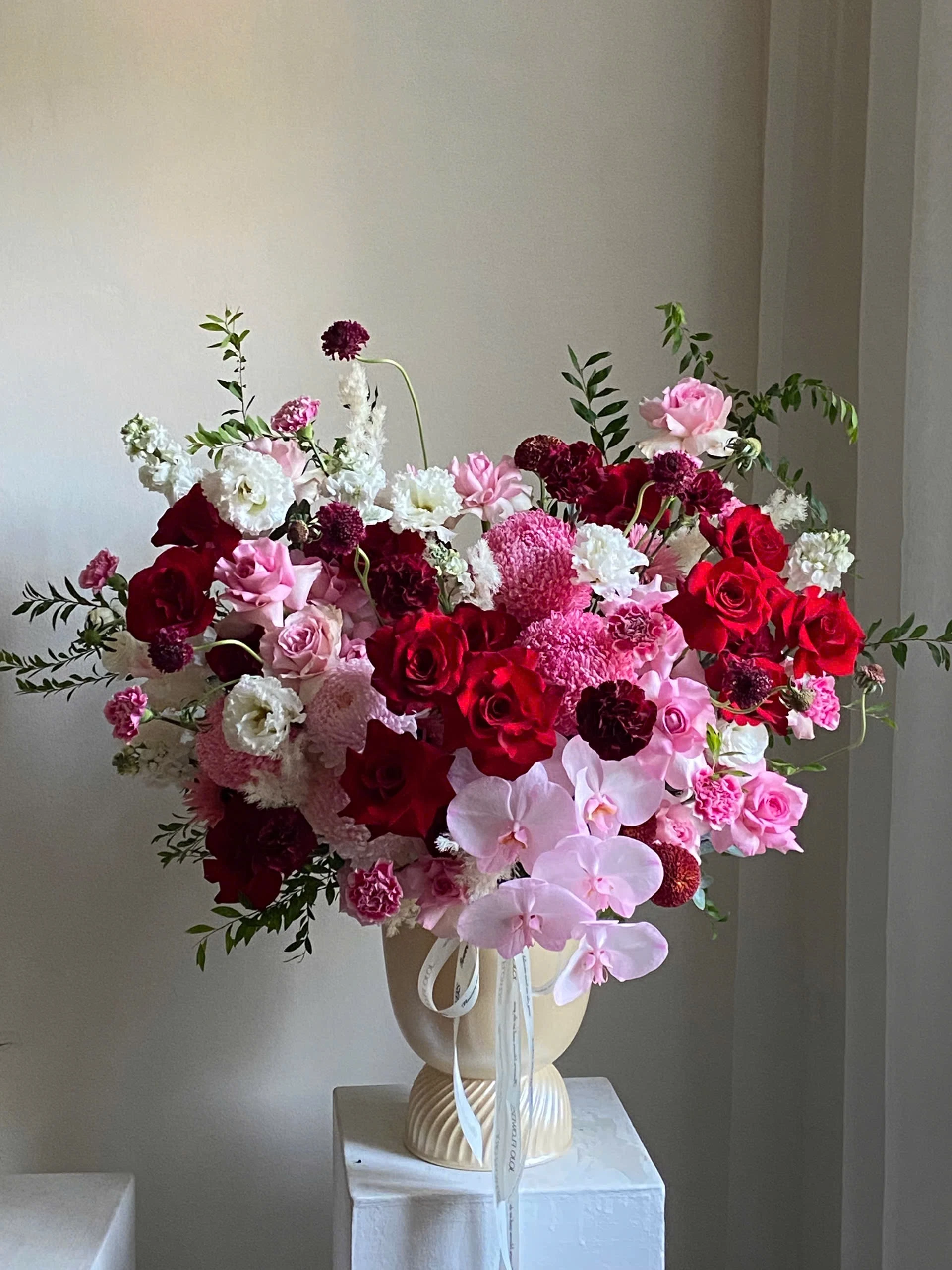 Bình hoa tone hồng đỏ sang trọng